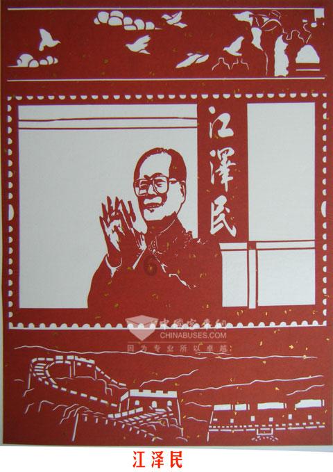 沙滩游玩的女孩们