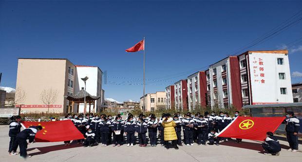 孙颖莎王楚钦连续倒地，国乒球迷怒批主办方，刘国梁该管管了